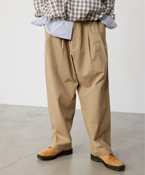 BEAMS（ビームス）の「ダンガリー2プリーツ スラックス【ワイドテーパードフィット】（その他パンツ・メンズ・ブルー/ベージュ/ブラック・XL/L/M/S）」の3枚目の写真