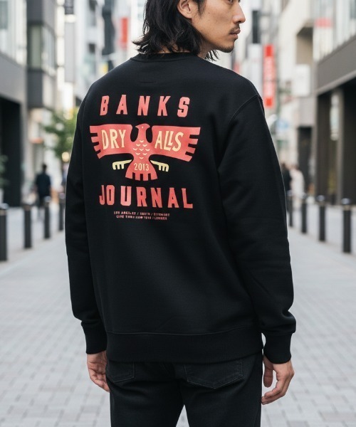 BANKS(バンクス)の「CREW / BANKS JOURNAL(バンクスジャーナル)スタンダードシルエット バッグプリント長袖クルーネックスウェットトレーナ(スウェット・メンズ・ブラック/ホワイト・MEDIUM/LARGE)」の1枚目の写真