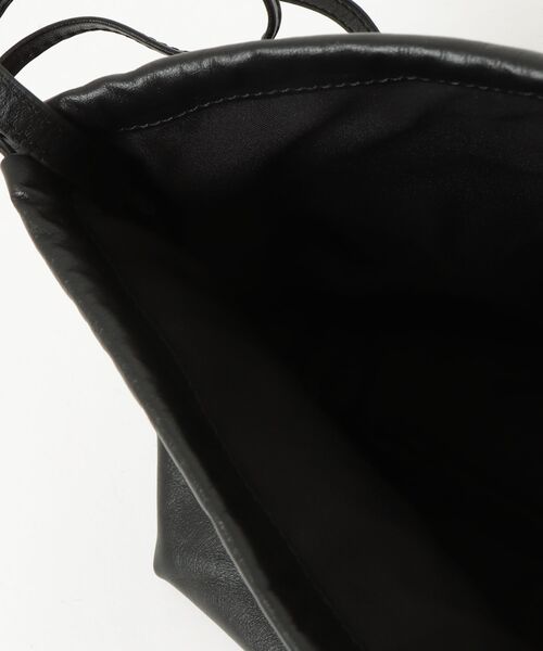 MAISON mou(メゾンムー)の「【ARUTEMIKA/アルテミカ】レザー&ライニングキンチャクショルダーバッグ(ショルダーバッグ・レディース・ブラック・FREE)」の3枚目の写真