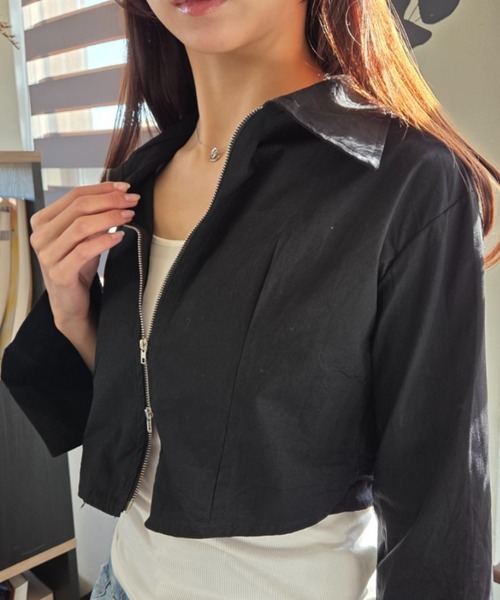 tolene(トレネ)の「2WAYで楽しむ!フロントダブルジップ クロップドシャツジャケット(シャツ/ブラウス・レディース・ホワイト/ブラック・FREE)」の2枚目の写真
