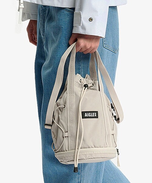 AIGLE(エーグル)の「撥水 ライト&コンパクト パッカブル巾着バッグ 3L(ショルダーバッグ・レディース・ホワイト/ダークネイビー/ダークブルー/モスグリーン・FREE)」の2枚目の写真
