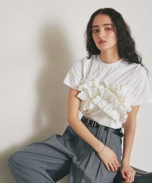 ARVELLIA（アルベリア）の「2WAY LAYERED RUFFLE TOP（Tシャツ/カットソー・レディース・ホワイト/ブラック・M）」の4枚目の写真