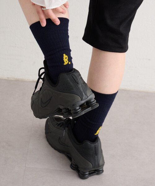 Kastane（カスタネ）の「【一部店舗限定/6色展開/M.Lサイズ展開/ユニセックス】B ロゴソックス（ソックス/靴下・レディース・ネイビー/イエロー/ブラック/オフホワイト/グレー/ピンク・MEDIUM/LARGE）」の4枚目の写真