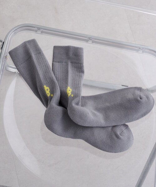 Kastane（カスタネ）の「【一部店舗限定/6色展開/M.Lサイズ展開/ユニセックス】B ロゴソックス（ソックス/靴下・レディース・ネイビー/イエロー/ブラック/オフホワイト/グレー/ピンク・MEDIUM/LARGE）」の3枚目の写真