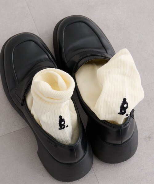 Kastane（カスタネ）の「【一部店舗限定/6色展開/M.Lサイズ展開/ユニセックス】B ロゴソックス（ソックス/靴下・レディース・ネイビー/イエロー/ブラック/オフホワイト/グレー/ピンク・MEDIUM/LARGE）」の2枚目の写真