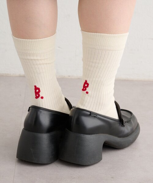 Kastane（カスタネ）の「【一部店舗限定/6色展開/M.Lサイズ展開/ユニセックス】B ロゴソックス（ソックス/靴下・レディース・ネイビー/イエロー/ブラック/オフホワイト/グレー/ピンク・MEDIUM/LARGE）」の10枚目の写真