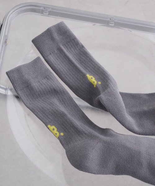 Kastane（カスタネ）の「【一部店舗限定/6色展開/M.Lサイズ展開/ユニセックス】B ロゴソックス（ソックス/靴下・レディース・ネイビー/イエロー/ブラック/オフホワイト/グレー/ピンク・MEDIUM/LARGE）」の15枚目の写真