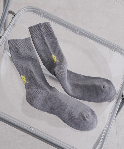 Kastane（カスタネ）の「【一部店舗限定/6色展開/M.Lサイズ展開/ユニセックス】B ロゴソックス（ソックス/靴下・レディース・ネイビー/イエロー/ブラック/オフホワイト/グレー/ピンク・MEDIUM/LARGE）」の16枚目の写真