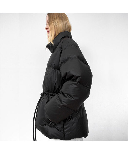 ATELIER NAIN(アトリエナイン)の「HIGH NECK STRING DOWN JUMPER(JP-577)(ダウンジャケット/コート・レディース・ブラック/アイボリー/ブラウン・LARGE/FREE)」の2枚目の写真