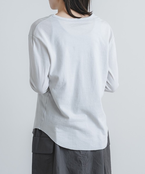quadro(クオドロ)の「スーピマ接結ニット長袖クルーネックプルオーバー(Tシャツ/カットソー・レディース・ダークネイビー/サンドベージュ/ブルーグレー・FREE)」の21枚目の写真