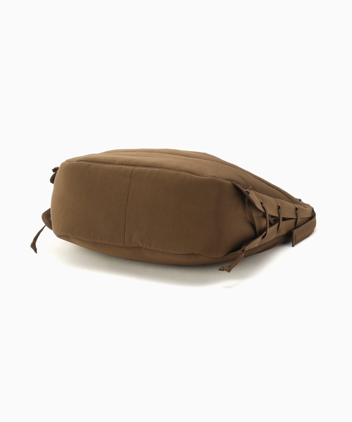 LEMAIRE（ルメール）の「LEMAIRE（ルメール） LARGE SOFT GAME BAG（ショルダーバッグ・メンズ・チョコ/ブラウン・FREE）」の5枚目の写真