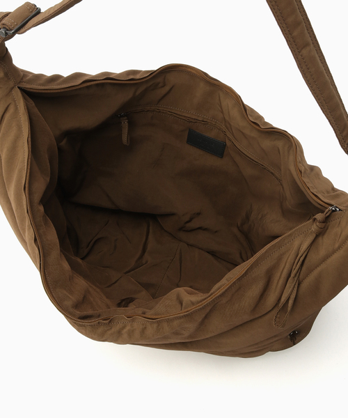 LEMAIRE（ルメール）の「LEMAIRE（ルメール） LARGE SOFT GAME BAG（ショルダーバッグ・メンズ・チョコ/ブラウン・FREE）」の6枚目の写真