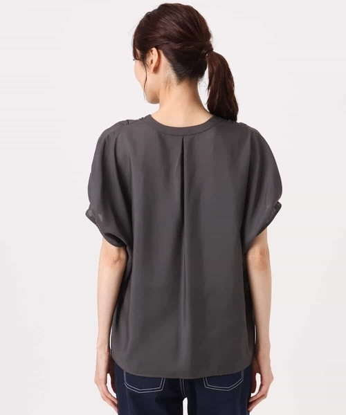MK MICHEL KLEIN（エムケーミッシェルクラン）の「[瞬美シリーズ/洗える]Vネックタックスリーブブラウス（シャツ/ブラウス・レディース・ライトイエロー/ライトブルー/ダークグレー・38）」の20枚目の写真