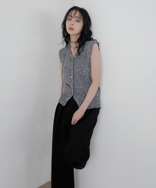 LIAN（リアン）の「チョーカー付きニュアンスボタンニットベスト（ベスト・レディース・ブラウン/ベージュ/グレー系その他/ブラック・FREE）」の10枚目の写真