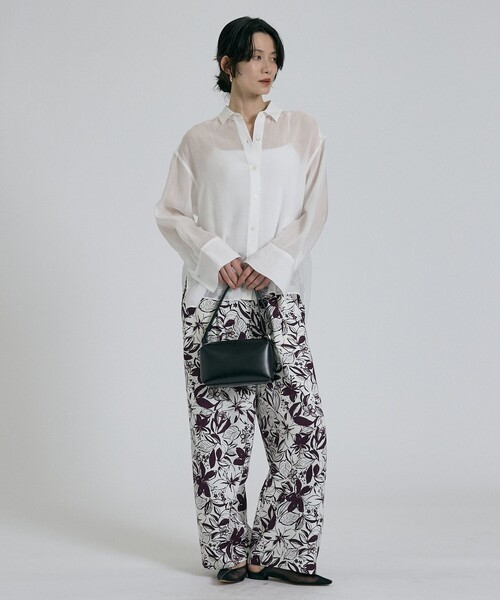 qualite(カリテ)の「【大人のための柄パンツ】ボタニカルプリントパンツ 春服 夏服 リラックス(その他パンツ・レディース・ワイン・38/36)」の4枚目の写真