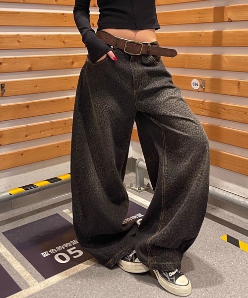 Ressaca(レサーカ)の「ルーズシルエットレオパード柄カーブデニムパンツ(デニムパンツ・レディース・ブラック/ブルー・XL/L/M)」の11枚目の写真