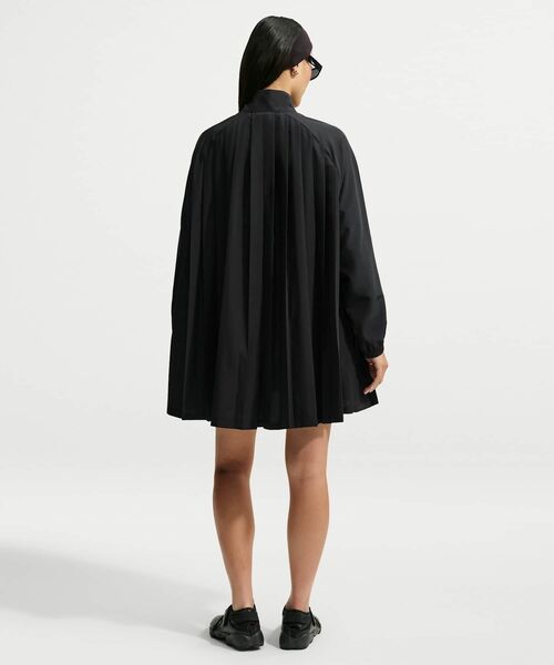 NIKE(ナイキ)の「ナイキ スポーツウェア ウィメンズ オーバーサイズド リングスリーブ プリーツ ミニ ドレス / Nike Sportswear Women's Oversized Long-Sleeve Pleated Mini Dress IF0559-010 Black(ワンピース・レディース・ブラック・S/XS/XL)」の2枚目の写真