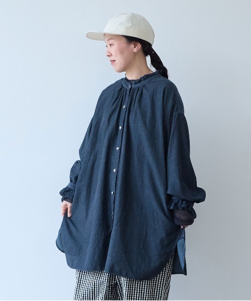 yuni(ユニ )の「リサイクルコットンキュプラ ラッフルレースカラー ロングブラウス(シャツ/ブラウス・レディース・チャコールグレー/ホワイト・FREE)」の1枚目の写真