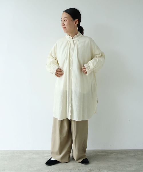yuni(ユニ )の「リサイクルコットンキュプラ ラッフルレースカラー ロングブラウス(シャツ/ブラウス・レディース・チャコールグレー/ホワイト・FREE)」の3枚目の写真