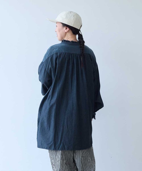 yuni(ユニ )の「リサイクルコットンキュプラ ラッフルレースカラー ロングブラウス(シャツ/ブラウス・レディース・チャコールグレー/ホワイト・FREE)」の16枚目の写真