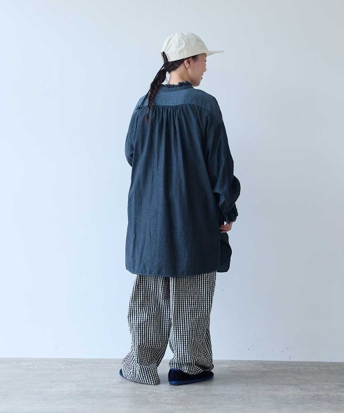 yuni(ユニ )の「リサイクルコットンキュプラ ラッフルレースカラー ロングブラウス(シャツ/ブラウス・レディース・チャコールグレー/ホワイト・FREE)」の13枚目の写真