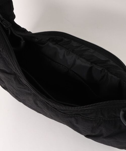 Mark Gonzales(マーク・ゴンザレス)の「シワナイロン 舟型 広マチ ミニショルダーバッグ(ショルダーバッグ・メンズ・ブラック・FREE)」の4枚目の写真