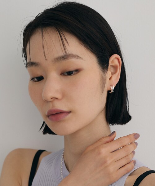 COCOSHNIK ONKITSCH(ココシュニックオンキッチュ)の「シルバー アシンメドームクロスピアス(ピアス(両耳用)・レディース・シルバー・00)」の7枚目の写真