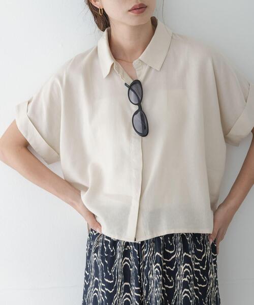 URBAN RESEARCH Sonny Label(アーバンリサーチサニーレーベル)の「リネン混クロップドドルマンシャツ(シャツ/ブラウス・レディース・ネイビー/ベージュ/ホワイト系その他・FREE)」の1枚目の写真