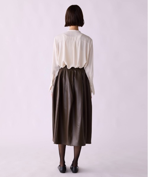 Marilyn Moon(マリリンムーン)の「crystal pleats satin shirt(シャツ/ブラウス・レディース・ネイビー/アイボリー/ベージュ系その他/オリーブ・FREE)」の12枚目の写真