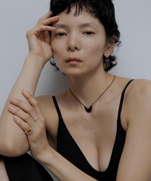 SMELLY(スメリー)の「SMELLY so’ onyx crescent necklace(ネックレス・レディース・ブラック・-)」の2枚目の写真