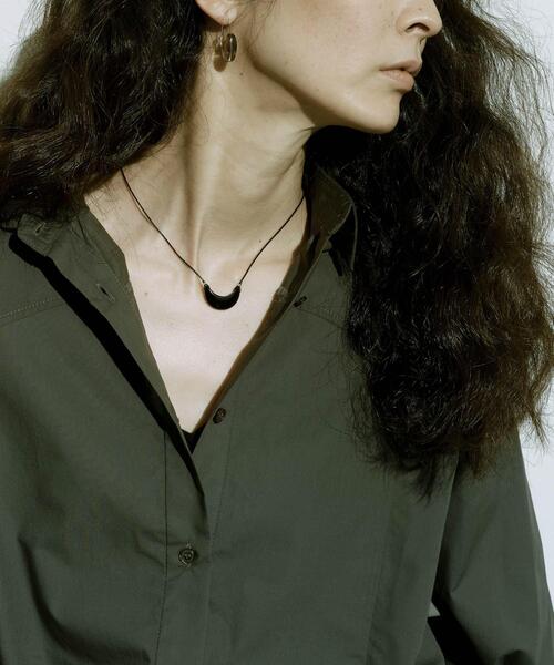 SMELLY(スメリー)の「SMELLY so’ onyx crescent necklace(ネックレス・レディース・ブラック・-)」の4枚目の写真