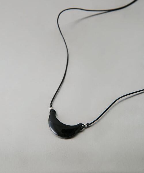 SMELLY(スメリー)の「SMELLY so’ onyx crescent necklace(ネックレス・レディース・ブラック・-)」の5枚目の写真