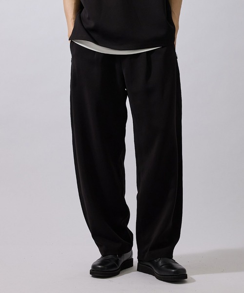 le cercle ADAM ET ROPE'(ルセルクルアダムエロペ)の「ストレッチドライツイルバレルパンツ/セットアップ対応(その他パンツ・メンズ・ブラック/ブラウン・LL/M/L)」の1枚目の写真