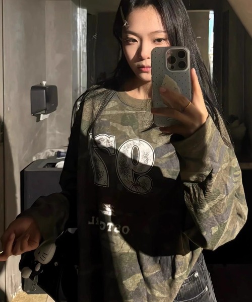 SHERU(シェル)の「迷彩柄 ナンバリングプリント オーバーサイズ ロンT(Tシャツ/カットソー・レディース・カーキ・MEDIUM)」の22枚目の写真