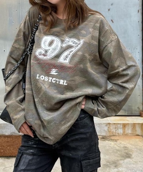 SHERU(シェル)の「迷彩柄 ナンバリングプリント オーバーサイズ ロンT(Tシャツ/カットソー・レディース・カーキ・MEDIUM)」の14枚目の写真