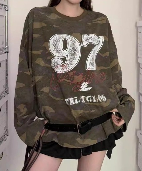 SHERU(シェル)の「迷彩柄 ナンバリングプリント オーバーサイズ ロンT(Tシャツ/カットソー・レディース・カーキ・MEDIUM)」の2枚目の写真