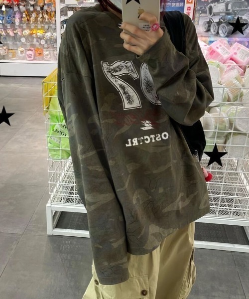 SHERU(シェル)の「迷彩柄 ナンバリングプリント オーバーサイズ ロンT(Tシャツ/カットソー・レディース・カーキ・MEDIUM)」の7枚目の写真