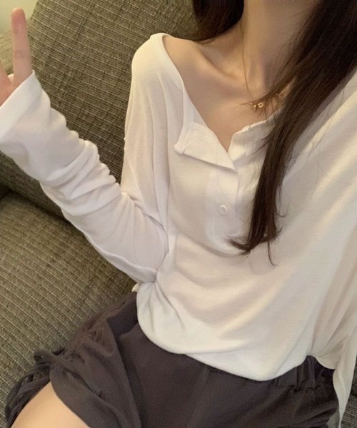 lulufa(ルルファ)の「ルーズシルエットVネックプルオーバー(Tシャツ/カットソー・レディース・ブラック/ホワイト・FREE)」の4枚目の写真