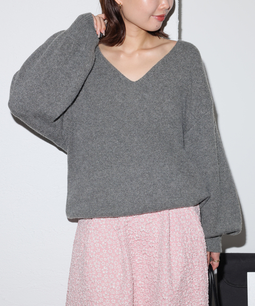 SLOBE IENA（スローブイエナ）の「Vネックボリュームスリーブニット（ニット/セーター・レディース・チャコールグレー/ブラック/ホワイト・FREE）」の12枚目の写真
