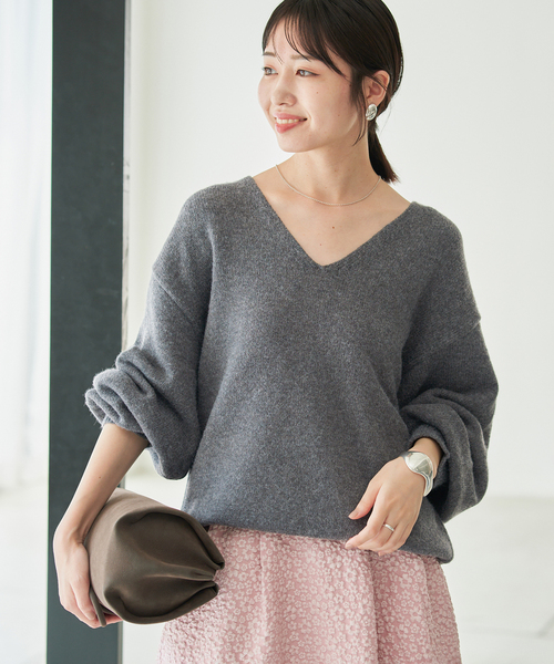 SLOBE IENA（スローブイエナ）の「Vネックボリュームスリーブニット（ニット/セーター・レディース・チャコールグレー/ブラック/ホワイト・FREE）」の16枚目の写真