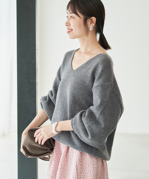 SLOBE IENA（スローブイエナ）の「Vネックボリュームスリーブニット（ニット/セーター・レディース・チャコールグレー/ブラック/ホワイト・FREE）」の17枚目の写真