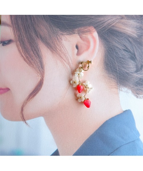 tone（トーン）の「【R】1064e　揺れる花と苺のイヤリング(MA)（イヤリング・レディース・ピンク・FREE）」の4枚目の写真