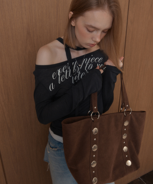 LETERIE(レテリー)の「STUDDED SHOULDER BAG_SUEDE BLACK(ショルダーバッグ・レディース・ブラック・FREE)」の1枚目の写真