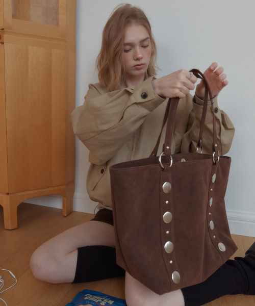 LETERIE(レテリー)の「STUDDED SHOULDER BAG_SUEDE BLACK(ショルダーバッグ・レディース・ブラック・FREE)」の2枚目の写真