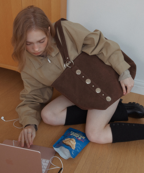 LETERIE(レテリー)の「STUDDED SHOULDER BAG_SUEDE BLACK(ショルダーバッグ・レディース・ブラック・FREE)」の3枚目の写真
