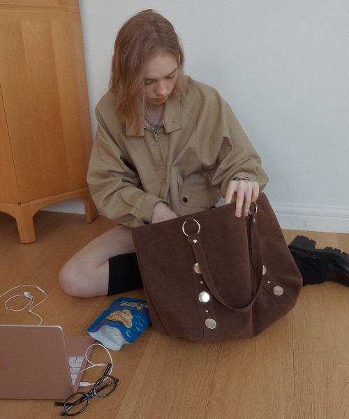 LETERIE(レテリー)の「STUDDED SHOULDER BAG_SUEDE BLACK(ショルダーバッグ・レディース・ブラック・FREE)」の4枚目の写真
