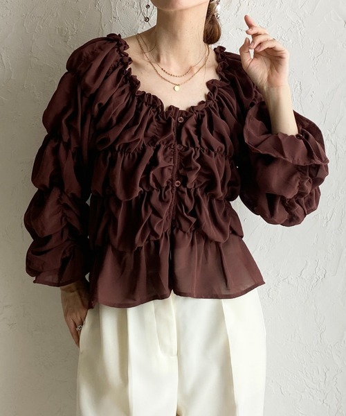 She's Closet(シーズクローゼット)の「2WAY オフショルダー 長袖 パフスリーブ クシュクシュシャーリングブラウス(シャツ/ブラウス・レディース・ブラック/ブラウン/アイボリー/テラコッタ・FREE)」の3枚目の写真