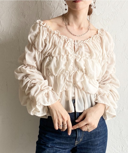 She's Closet(シーズクローゼット)の「2WAY オフショルダー 長袖 パフスリーブ クシュクシュシャーリングブラウス(シャツ/ブラウス・レディース・ブラック/ブラウン/アイボリー/テラコッタ・FREE)」の1枚目の写真