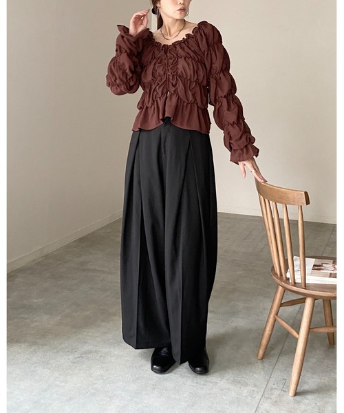 She's Closet(シーズクローゼット)の「2WAY オフショルダー 長袖 パフスリーブ クシュクシュシャーリングブラウス(シャツ/ブラウス・レディース・ブラック/ブラウン/アイボリー/テラコッタ・FREE)」の11枚目の写真