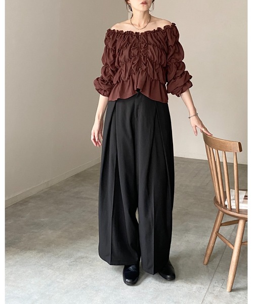 She's Closet(シーズクローゼット)の「2WAY オフショルダー 長袖 パフスリーブ クシュクシュシャーリングブラウス(シャツ/ブラウス・レディース・ブラック/ブラウン/アイボリー/テラコッタ・FREE)」の12枚目の写真